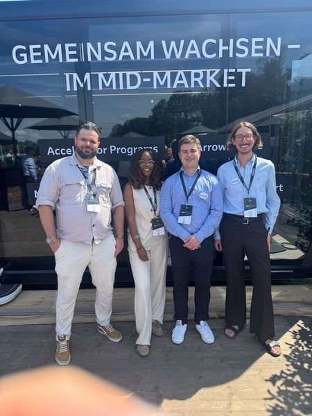 Für gemeinsames Wachstum im Mid-Market stehen (v. l.) David Arnold, Jennifer Sanvee, Max Falbe und Joshua Accinelli von Arrow (Bild: Vogel IT-Medien GmbH)