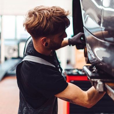 Die Auslastung der Kfz-Werkstätten ist seit Jahren hoch. Ob sich die Quote verändert hat, und wie es dem Autohandel momentan geht, fragt der ZDK in einer halbjährlichen Umfrage ab. (Bild: Pro Motor)