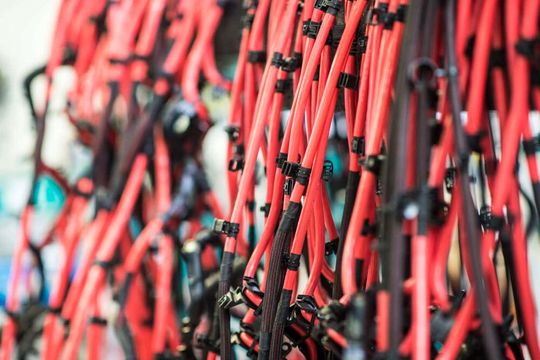 Auto-Kabel versucht in die Hochvolttechnologie einzusteigen. Das erhöht den Kapitalbedarf aber so stark, dass man trotz voller Auftragsbücher vor Kurzem Insolvenz anmelden musste. Jetzt sucht der Automobilzulieferer dringend einen finanzkräftigen Investor. Hier mehr dazu ...(Bild:  Auto-Kabel)