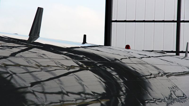 Detail-Aufnahme der neu installierten AeroMACS C-Band Antenne. (DLR)