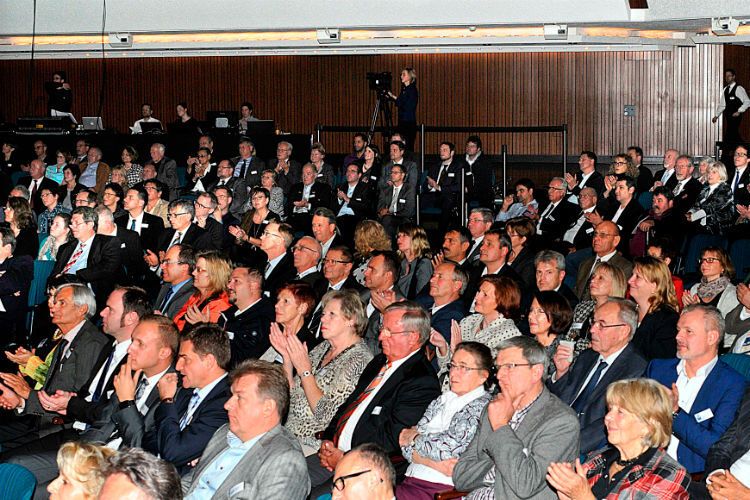 Gut besetzt: Zahlreiche Gäste kamen zum Herbstforum der Kfz-Innung Region Stuttgart nach Fellbach in die Schwabenlandhalle. (Foto: Zietz)