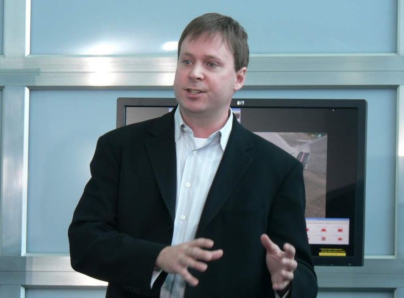 4  Schneller und sparsamer: Kirk Skaugen von Intel erläutert die Vorteile des neuen Intel-Chipsatzes 5520: er benötigt weniger Energie und kann Anwendungen beschleunigen. Bild: Michel (Archiv: Vogel Business Media)