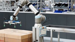 Wie hier bei der Palettierung oder bei anderen Standardaufgaben in der Industrie – 
Cobots sorgen in zahlreichen Bereichen für die Entlastung ihrer menschlichen Kollegen. (item)