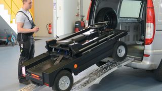 Mit umgeklapptem Fahrerstand ist das „HopOn“ Classic gerade einmal 60 Zentimer hoch und passt so in jeden Kastenwagen. (Bild: Carit Automotive)