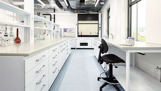 Abb.1: Transparente Medienzellen und offene Raumkonzepte sorgen für Freiraum und vereinfachte Kommunikation. (Bild: Köttermann)