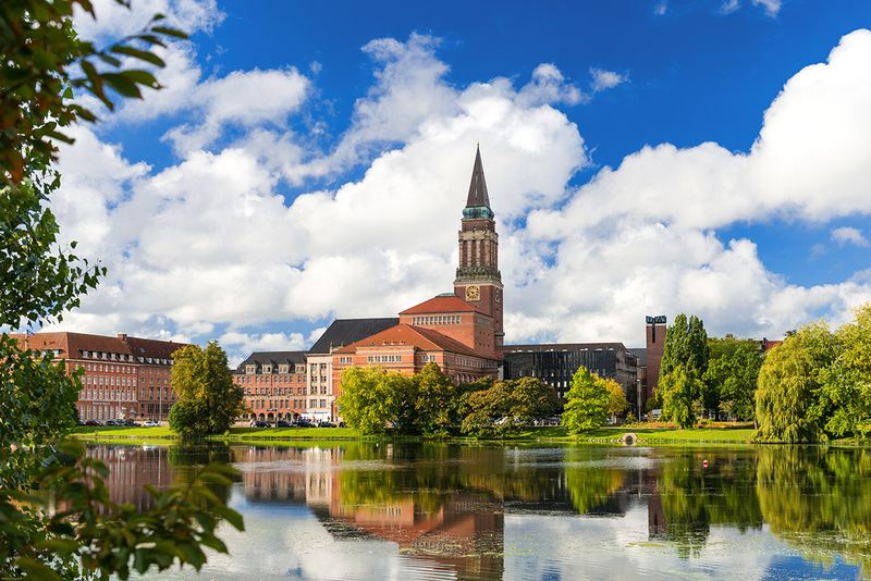 Mehr Geld für weniger Abgeordnete in Kiel: Der im Mai 2022 neu gewählte Landtag von Schleswig-Holstein hat durch den Wegfall von Überhang- und Ausgleichsmandaten nur noch 69 statt zuvor 73 Abgeordnete. Durch das Scheitern der AfD an der Fünf-Prozent-Hürde gibt es zudem eine Fraktion weniger. Zu weniger Kosten für die Steuerzahler führt dies jedoch nicht: Die Fraktionen haben sich ihre Gelder von 6,9 Millionen Euro auf 7,3 Millionen erhöht. Und die Landtagspräsidentin hat jetzt 5 statt bisher 3 Stellvertreter. (Quelle: BdSt) (Wolfgang Jargstorff_stock.adobe.com)