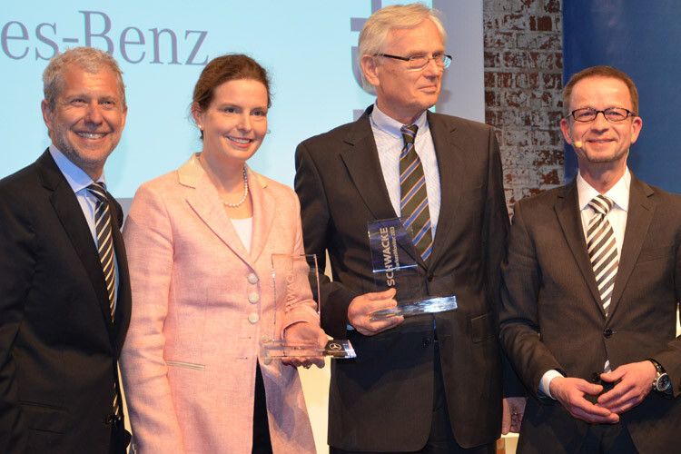 Bei den deutschen Premiummarken verdrängte Mercedes BMW von der Spitze. Den Preis nahmen Ulrike Mönnich, Leiterin Vertriebsnetzentwicklung, und Händlervertreter Wolfgang Ritz entgegen. (Foto: Preising)