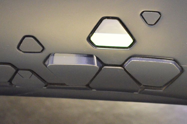 Witziges Gimmick: Eine Ladestandsanzeige der im Konzept verbauten Batterie ist in den Seitenschweller integriert. (Bild: Rehberg / »kfz-betrieb«)