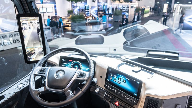 Ein Blick ins Lkw-Führerhaus: Digitalisierung und Elektronik auch hier. (Bild: Hannover Messe)