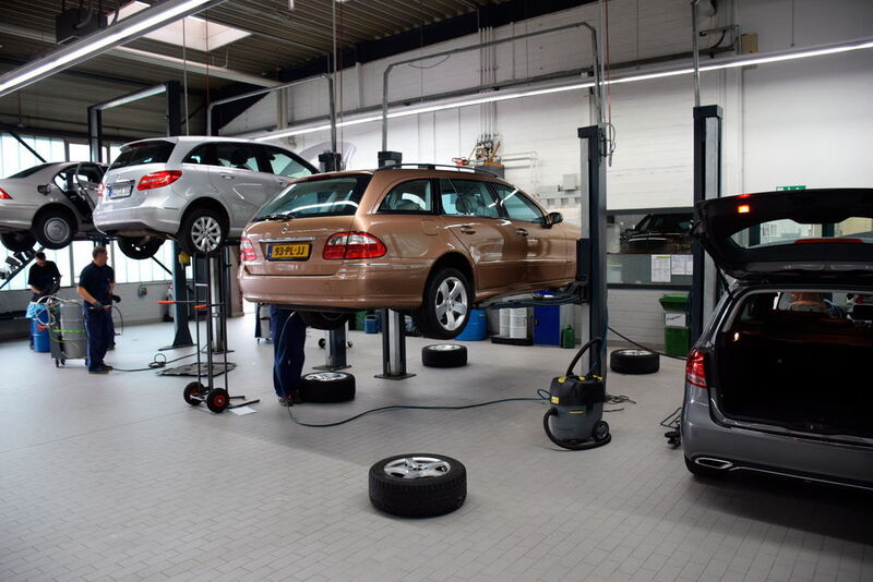 In der Werkstatt stehen insgesamt sieben Hebebühnen und ... (Rosenow / »kfz-betrieb«)