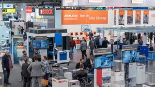 Das Doppel aus Intec und Zuliefermesse ermöglicht gleichzeitig den Kontakt zu Kunden und Lieferanten. (Bild: Leipziger Messe – Tom Schulze)