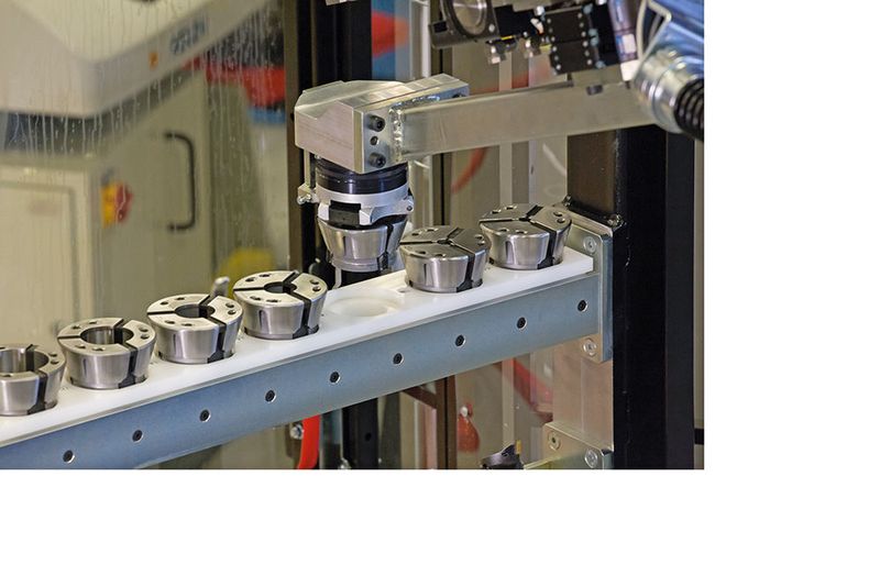 Vollautomatischer Spannzangen-Wechsel: Der Roboter entnimmt dem externen Magazin die benötigte Spannzange und platziert sie in der Okuma-Maschine. (Okuma)