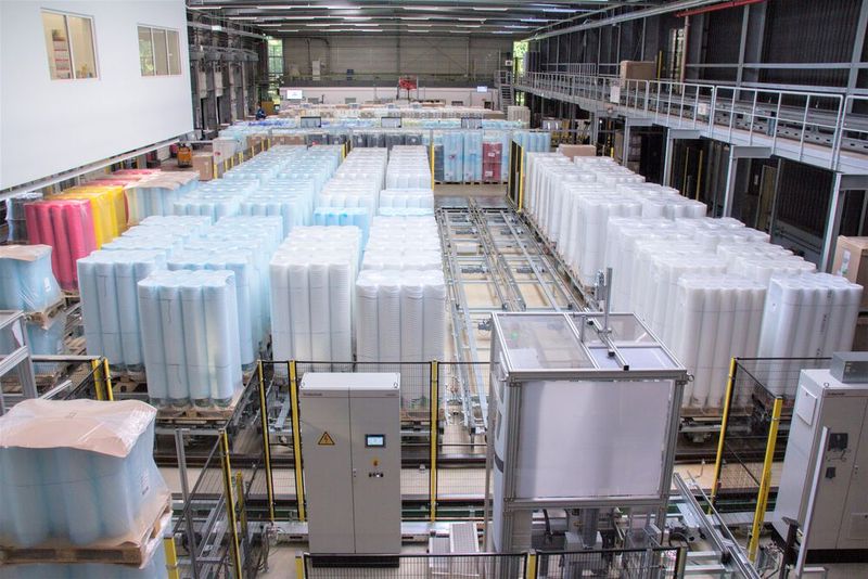 Ein sogenannter Querverschiebewagen, der von Unitechnik Systems bei der Jokey Group ins Lager eingebaut wurde, verteilt die Paletten auf die insgesamt 14 Bereitstellungsbahnen. (Bild: Unitechnik Systems)