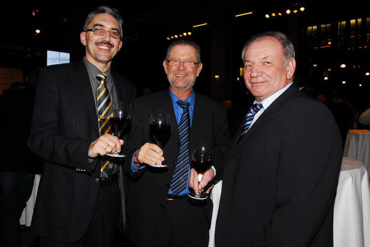 Oberfranken beim Wein – Sigfried Zillig (rechts) und Helmut Rapp (links), beide Vorstand Innung Oberfranken und Geschäftsführer Gerhard Fischer. (Foto: Zietz)