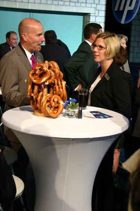 Bayerische Brotzeit und Besucher in Trachten trugen zum Oktoberfest-Ambiente bei.   (Archiv: Vogel Business Media)