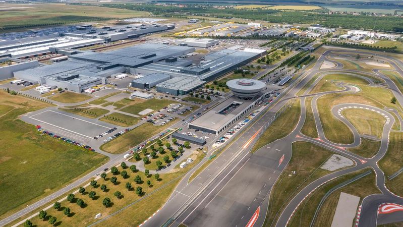 Außenansicht des Werks Leipzig im Jahr 2019. Am Vortag des Smart Factory Day von »Automobil Industrie« gewährt Porsche exklusive Einblicke ins Innenleben der Fabrik. Außenansicht des Werks Leipzig im Jahr 2019. Am Vortag des Smart Factory Day von »Automobil Industrie« gewährt Porsche exklusive Einblicke ins Innenleben der Fabrik.
