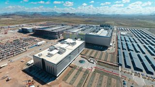 Die TSMC-Anlage nahe Phoenix, Arizona, die ich in der Anlaufphase der Produktions befindet und durch Subventionen des CHIPS & Science Acts gefördert wurde. US-Präsident Donald Trump möchte die unter Amtsvorgänger Joe Biden zugesprochenen Fördergelder neu prüfen und gegebenenfalls nachverhandeln. Der Umstand, dass Fertiger wie Intel oder TSMC auch in den Aufbau von Anlagen im Ausland investiert hätten, widersprächen den Plänen der aktuellen US-Regierung. (Bild: TSMC)