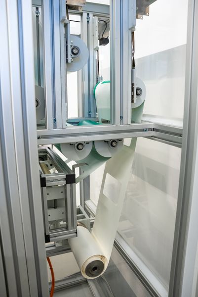 Papierhaspel nach dem Siegelmodul. Gut zu sehen sind die Ausschnitte der Vierrandbeutel. (Bild: Fraunhofer IVV)