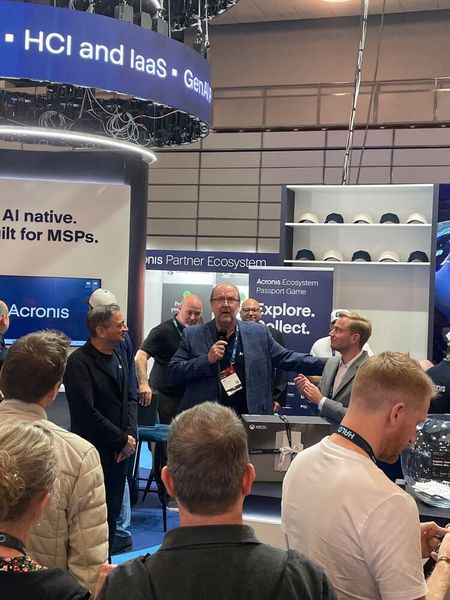 Bei der Bekanntgabe der Gewinner einer Acronis-Verlosung traten der neue Acronis-CEO Prakash Panjwani, Jeff J. Hardy, Senior Manager Workspace Endpoint Solutions bei Acronis und Christian Jäger, CEO der MSP Global, gemeinsam auf. (Bild: Vogel IT-Medien)