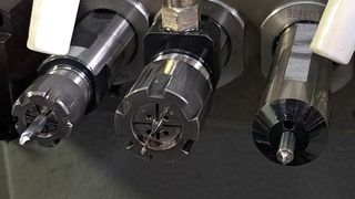 Für die präzise und gratfreie Herstellung von Schlüsselflächen an den Implantatkörpern (Grade 4) und den Befestigungsschrauben kommen bei Schweizer Feinwerktechnik Einzahnstoßwerkzeuge der Firma Dieterle aus Rottweil zum Einsatz. (Bild: Dieterle)