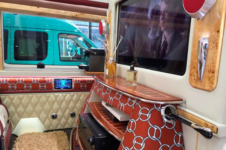 Das Unternehmen beliefert unter anderem chinesische Filmstars mit luxuriösen Vans. (Foto: Star Coach)