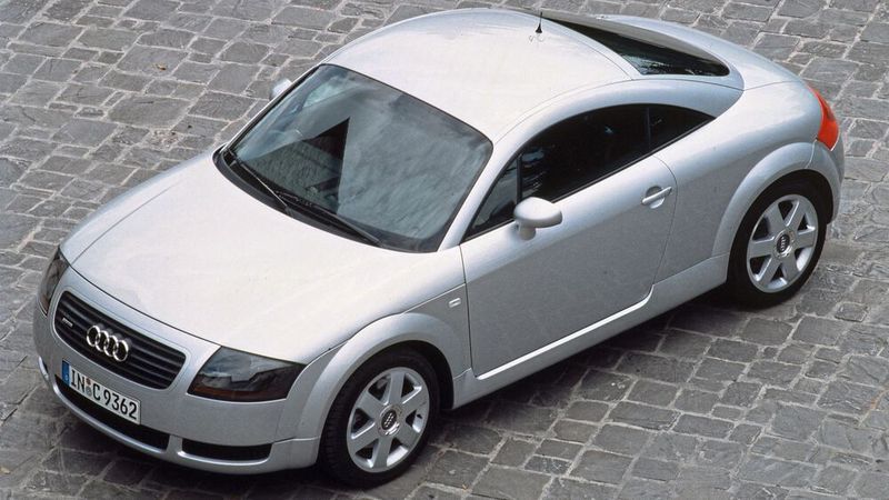 Aufgrund einer Unfallserie (siehe Kasten) modifizierte Audi im Frühjahr 2000 das Fahrwerk und einzelne Karosserieelemente des TT. Alle Modelle erhielten einen kleinen Heckspoiler und ESP.  (Bild: Audi AG)