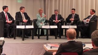 Podiumsdiskussion mit Barbara Hahlweg (ZDF) und hochkarätigen Managern aus der Automobil- und Zulieferindustrie über globale Trends und deren Auswirkungen auf den Automobilstandort Deutschland. (Bild: Schreier)