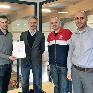 Marc Strub und Roger A. Bachmann (Bachmann Engineering AG) sowie Franz Humer und Dirk Erlacher (Agilox Services GmbH) bei der Vertragsunterzeichnung (von links nach rechts).