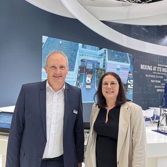 Bernd Nienhaus, Business Development Manager bei Ekato und PROCESS-Redakteurin, Doris Popp.(Bild:  Ekato, PROCESS)