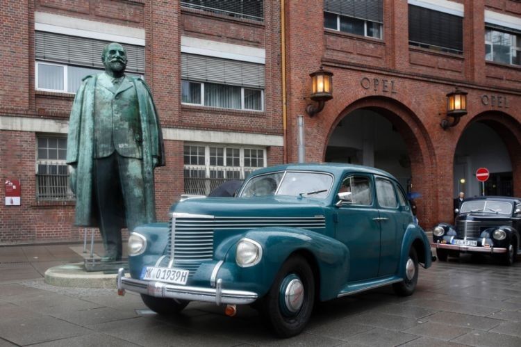Der Firmengründer und sein Sprössling: Ein Vorkriegskapitän vor der Adam-Opel-Statue am ehemaligen Hauptportal im Opel-Altwerk in Rüsselsheim. (Foto. Opel)