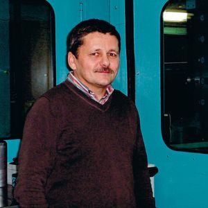„Die Maschine muss das Werkzeug aufnehmen, das Material zuführen, in der Maschine weiter transportieren und dafür sorgen, dass die Prozesse störungsfrei laufen und die Werkzeuge arbeiten können“, so Lutz Heller, Prokurist und Leiter Technik bei Raster-Zeulenroda.