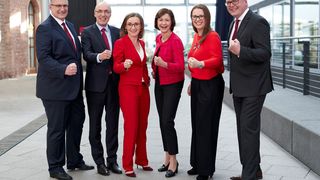 Ralf-Günter Kloß, Pierre Timmermans, Dr. Sigrid Nikutta, Dr. Martina Niemann, Dr. Ursula Biernert und Thorsten Dieter (v. l.) leiten in Zukunft DB Cargo. (Deutsche Bahn)