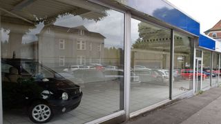 Leerer Schauraum, leere Kassen: Die Zahl der Insolvenzen im Kfz-Gewerbe steigt das dritte Mal in Folge. (Bild: Ottmar Holz / »kfz-betrieb«)