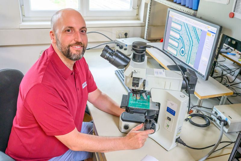 Maximilian Stummer, Head of Research at INOCON Technologie GmbH, Plasma Innovations' sister company specializing in technology development, uses a microscope to check the manufacturing quality of a Flexxalumina printed circuit board produced by Croll Technology Limited (CRT) in Shenzhen. (Image:Wolfgang Simlinger)
