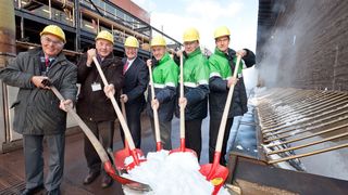 Schaufeln zum Jubiläum: V.l.n.r. Dr. Wolfgang Verbeek (ehemaliger Betriebsleiter), Dieter von Borstel (Meister der ersten Stunde), Dr. Stefan Dresely (Leiter Chempark Krefeld-Uerdingen), Dr. Rob Eek (Betriebsleiter), Dr. Klaus Jaeger (Leiter Standortverbund NRW), Andreas Amling, (Leiter Basic Chemicals Bayer MaterialScience) (Archiv: Vogel Business Media)