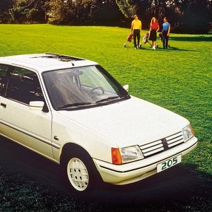 Das Sondermodell Lacoste passte mit seinem grünen Teppich und dem Panoramadach (Serie 1) perfekt in die Achtziger. Im Zuge der Serie 2 gab es mit dem Sondermodell Roland Garros eine weitere Trand-Variante in der Farbe Grün Metallic mit Sitzen in weißem Teilleder und Panorama-Schiebedach. Sie war auch als Cabrio (mit elektrischem Dach) erhältlich.(Bild:  Peugeot)