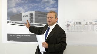 Bonita-Geschäftsführer Jürgen Pasierbsky erläutert am Modell des neuen Hochregallagers die neuesten Expansionspläne seines Unternehmens am Stammsitz in Hamminkeln. Mit über 900 Filialen und mehr als 4000 Mitarbeitern ist Bonita eine der führenden europäischen Modemarken. Bild: EAW (Archiv: Vogel Business Media)