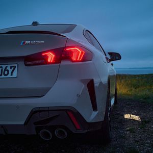 Die Auspuffrohre werden mit Ausnahme des hochmotorisierten Spitzenmodells M235 x-Drive bei allen Modellen versteckt.(Bild:  Autoren-Union Mobilität/BMW)