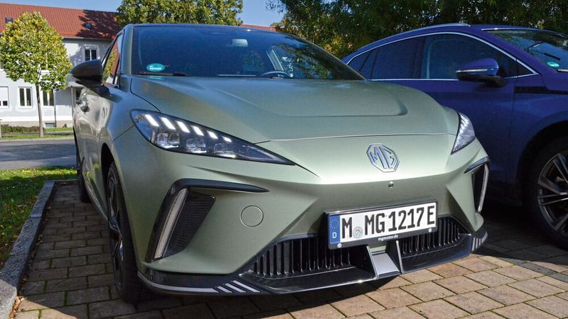 Serienmäßig lackiert ist die Allrad-Version des elektrischen MG4 in mattem „Jäger-Grün“. (Bild:  Rehberg/VCG)