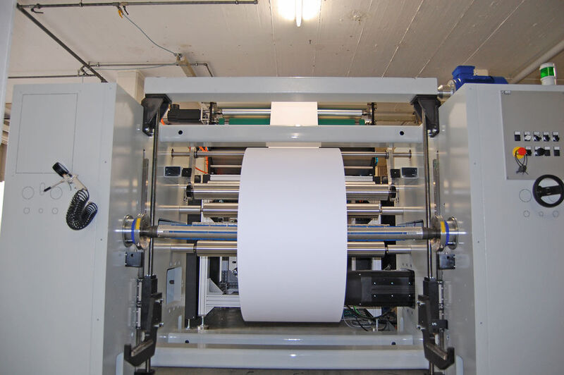 Breite Papierrollen von 1540 Millimetern erfordern bei der Beschichtung im Mikrometerbereich eine präzise Druckverteilung, sodass die vier eingesetzten Farben gleichmässig aufgetragen werden und sich nicht vermischen. (Aventics)
