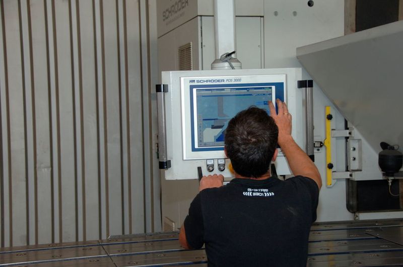 Mit der einfach zu bedienenden Steuerung POS 3000 werden die Biegeprogramme vom Bediener aus einer Handvoll Standardprogramme ausgewählt und schnell angepasst. (Schröder Group)