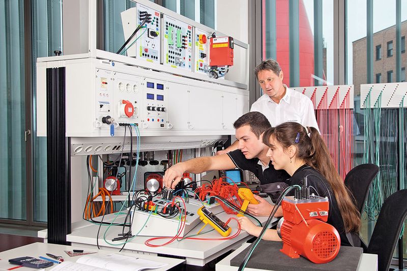 Angehende Elektromechanikfachkräfte – hier bei SEW Eurodrive – müssen sich heute verstärkt mit den Grundlagen und Komponenten der Anlagenautomatisierung auseinandersetzen. (Bild: SEW Eurodrive)