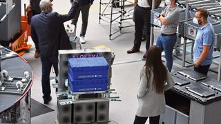 Beim Arbeitskreis 2.0 stellt Prof. Dr. Markus Schneider, wissenschaftlicher Leiter des TZ Puls, die patentierte O-Zelle als Montagezelle der Zukunft vor. Der AK knüpft an den Erfolg einer Veranstaltungsreihe an, die sich im TZ-Puls-Projekt Kompetenznetzwerk Intelligente Produktionslogistik (KIP) etabliert hatte. (Bild: Hochschule Landshut)