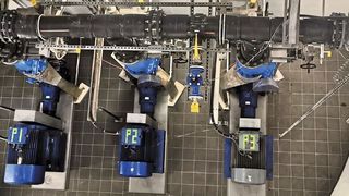 Ansicht von drei Pumpen in einem Pumpwerk, die mit einem Frequenzumrichter gesteuert werden, der über die Funktionen sanfte Rohrfüllung und die Vermeidung von Druckstößen verfügt. (MWA)