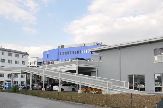 Rückansicht des Gebäudes mit der Auffahrt zum Parkdeck. (Archiv: Vogel Business Media)