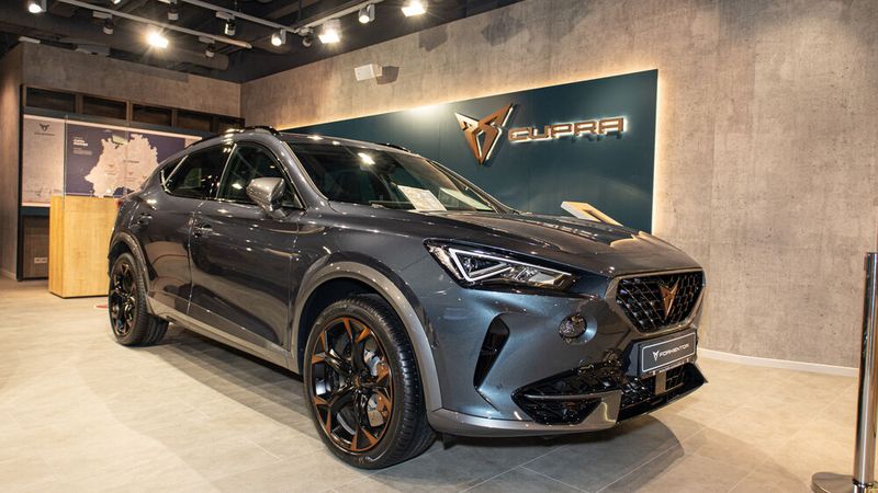Der Cupra Formentor ist in der Pop-up-Garage ein Blickfang. Die Optik des Stores bestimmen Beton-Elemente. (Bild: Hahn Automobile)