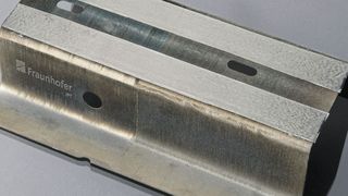 Teil eines hybriden Seitenschwellers lokal funktionalisiert durch laserunterstütztes Tapelegen. (Fraunhofer IPT)