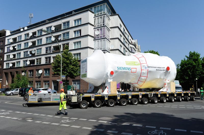 Der Transport der 440 Tonnen schweren Gasturbine führt durch ein Wohngebiet im Stadtteil Moabit. (Siemens)