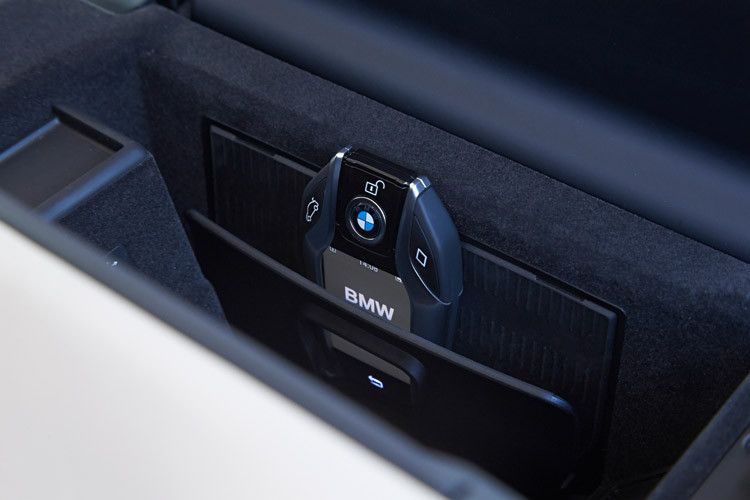 So ein Display braucht viel Strom. Der Schlüssel kann daher in der Mittelkonsole induktiv geladen werden. (Foto: BMW)