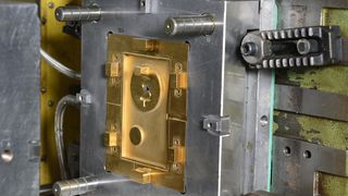 Werkstoff neu, Beschichtung neu – mit dem verschleißfesteren Formeinsatz verzehnfachte sich die Standzeit im Vergleich zur unbeschichteten Spritzgussform. (Bild: Oerlikon Balzers)